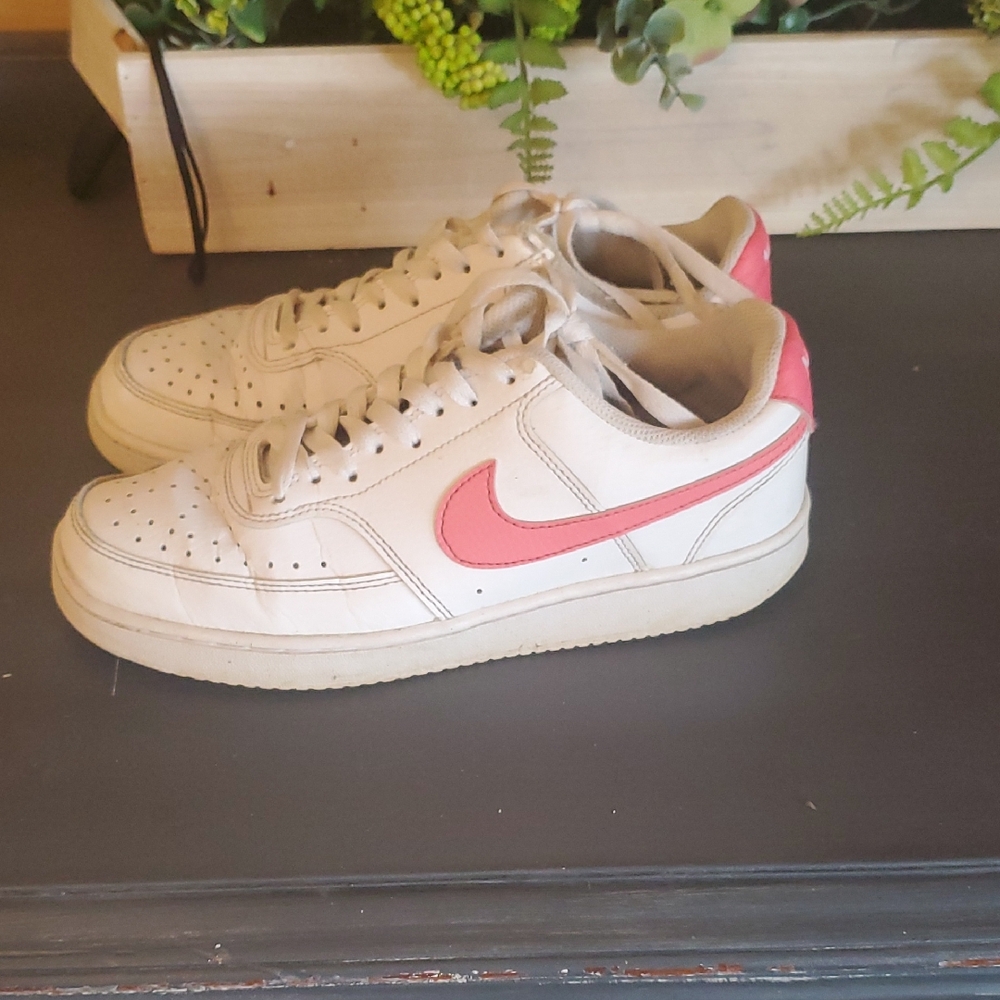 Nike Women's Athletic Shoes - White and Pink